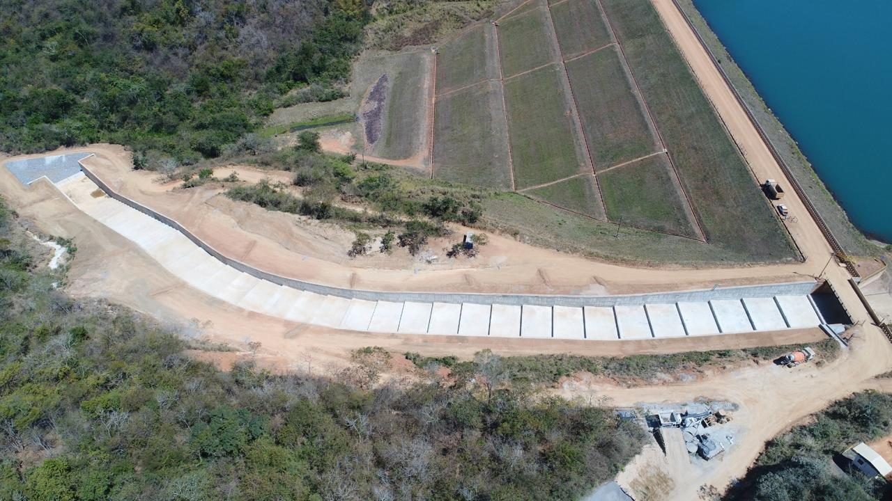 Adequação e ampliação de canal extravasor de barragem