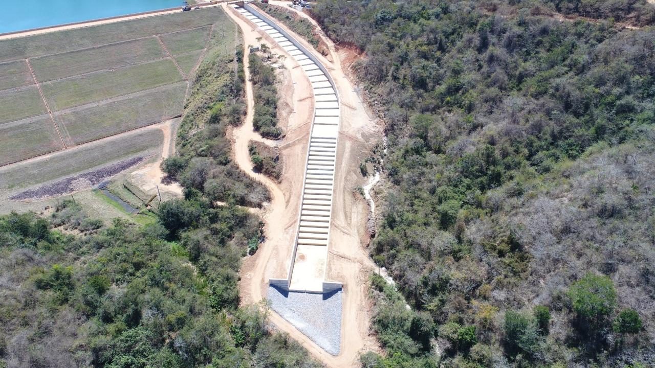 Adequação e ampliação de canal extravasor de barragem