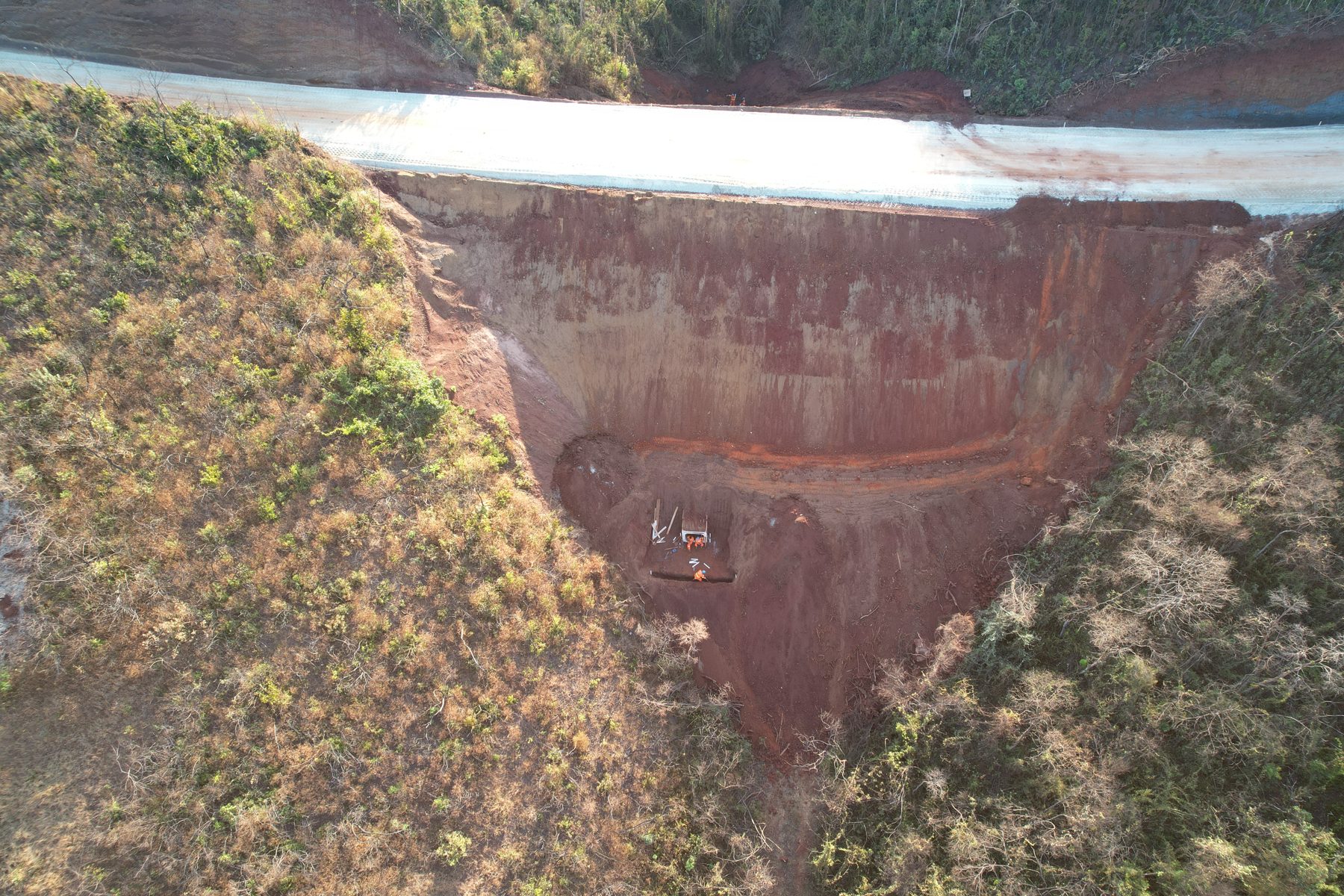Sistema viário de mina: terraplenagem, drenagem e pavimentação