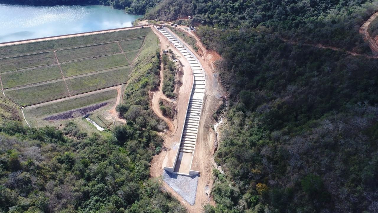 Adequação e ampliação de canal extravasor de barragem