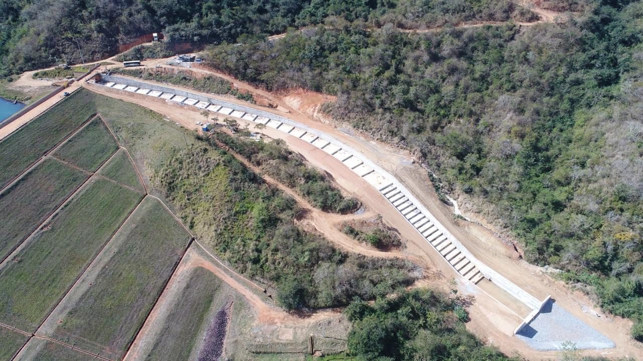 Adequação e ampliação de canal extravasor de barragem